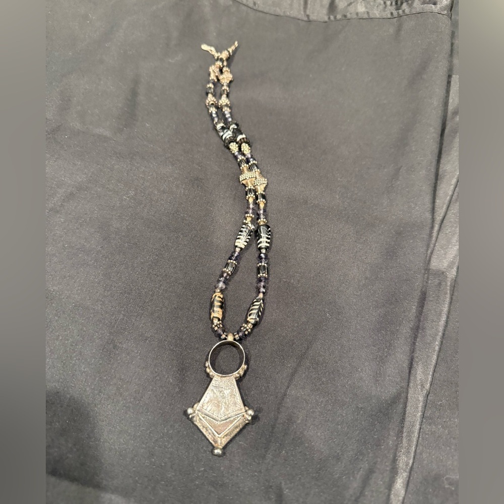 Tuareg Silver and Agate Tanfouk Necklace, Moroccan Berber Necklace Tribal - Picture 5 of 12
